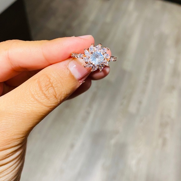 ✨18K Rose Gold Flower✨ - Picture 8 of 15